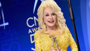 dolly accepts award